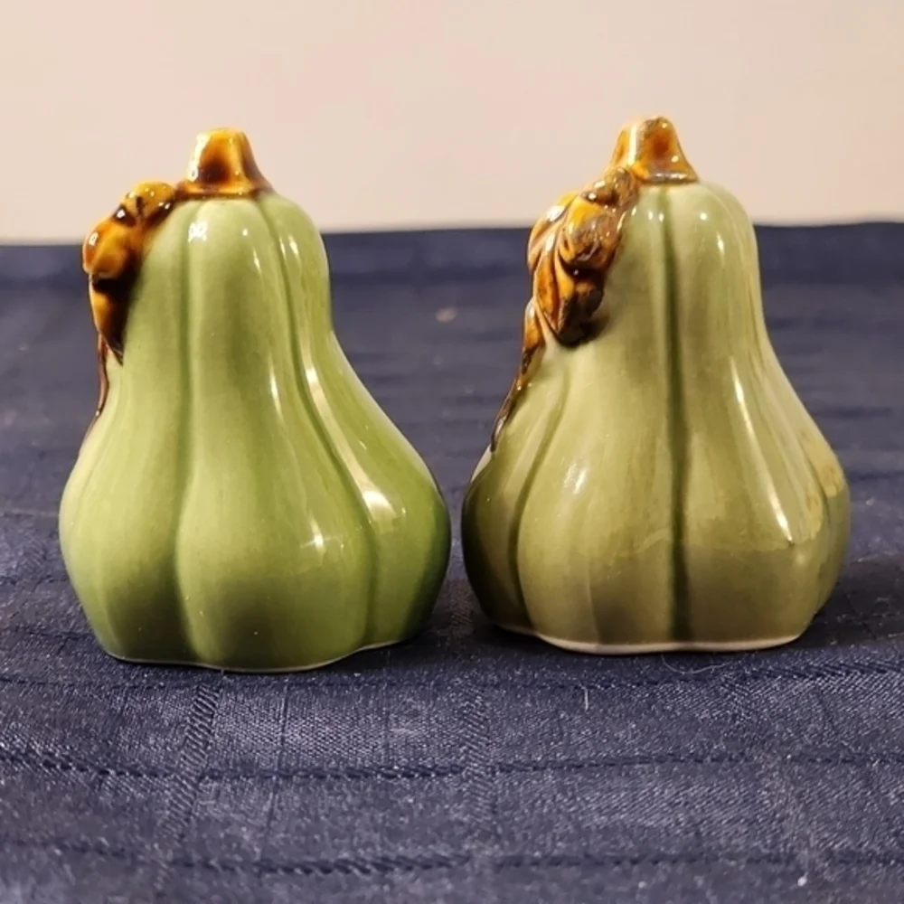 Cracker Barrel Green Pumpkin Salt And Pepper Shakers‎